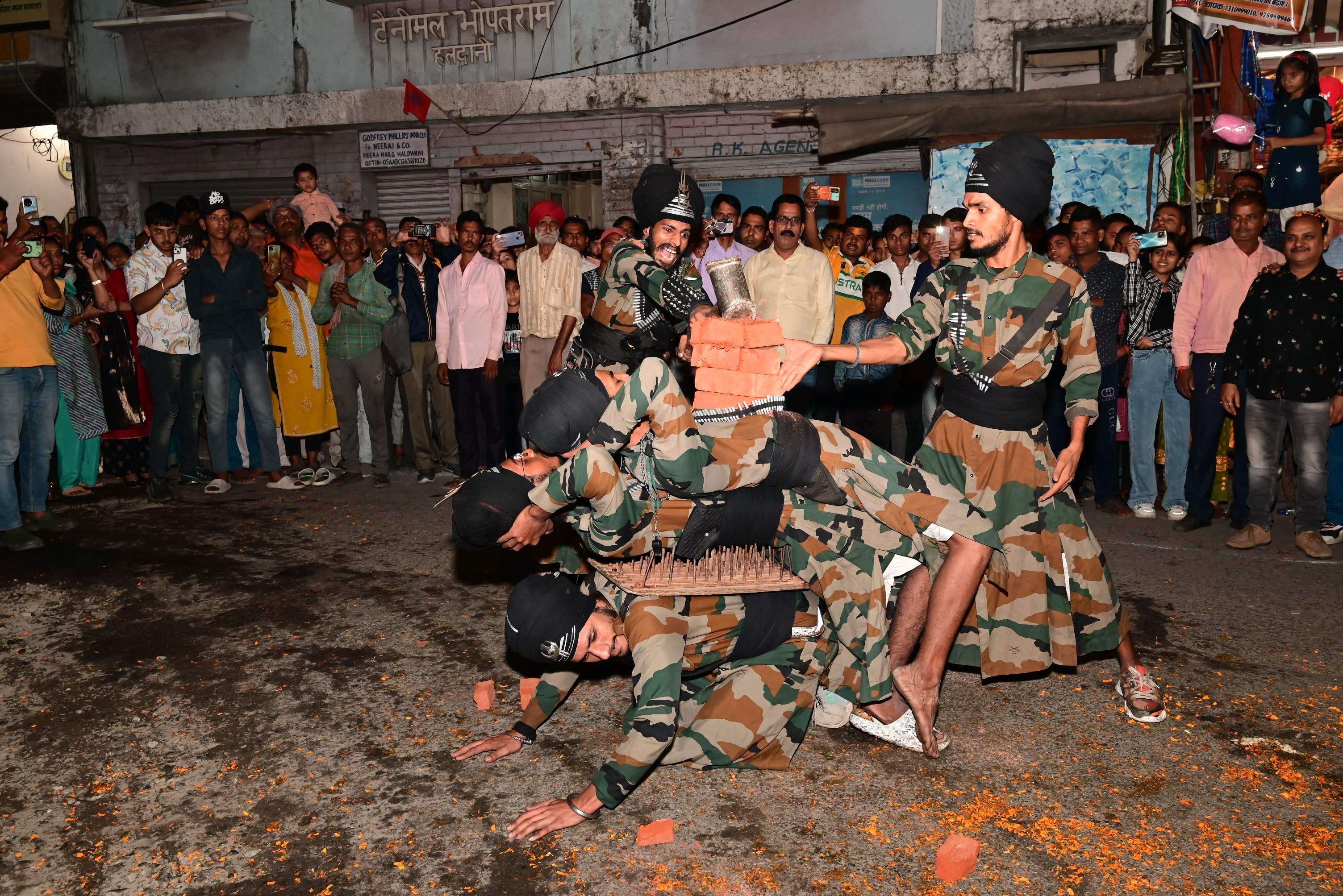 हल्द्वानी में निकली श्रीराम राज्यभिषसेक की राजगद्दी में शामिल काली के अखाड़े में करतब दिखाती 