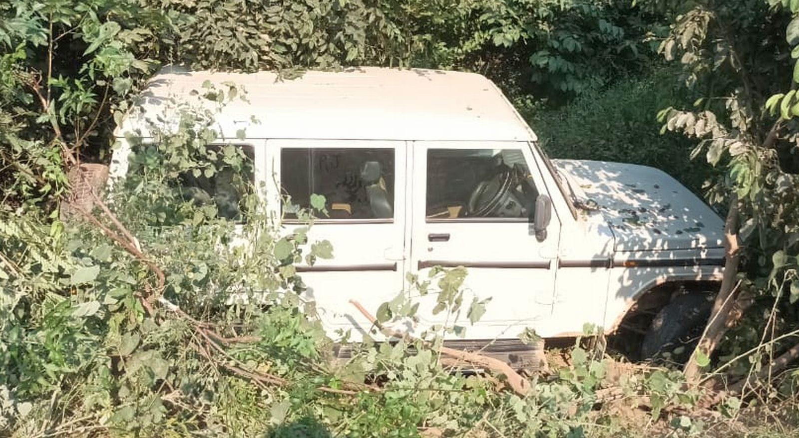 हादसे में छतिग्रस्त ई-रिक्शा। संवाद