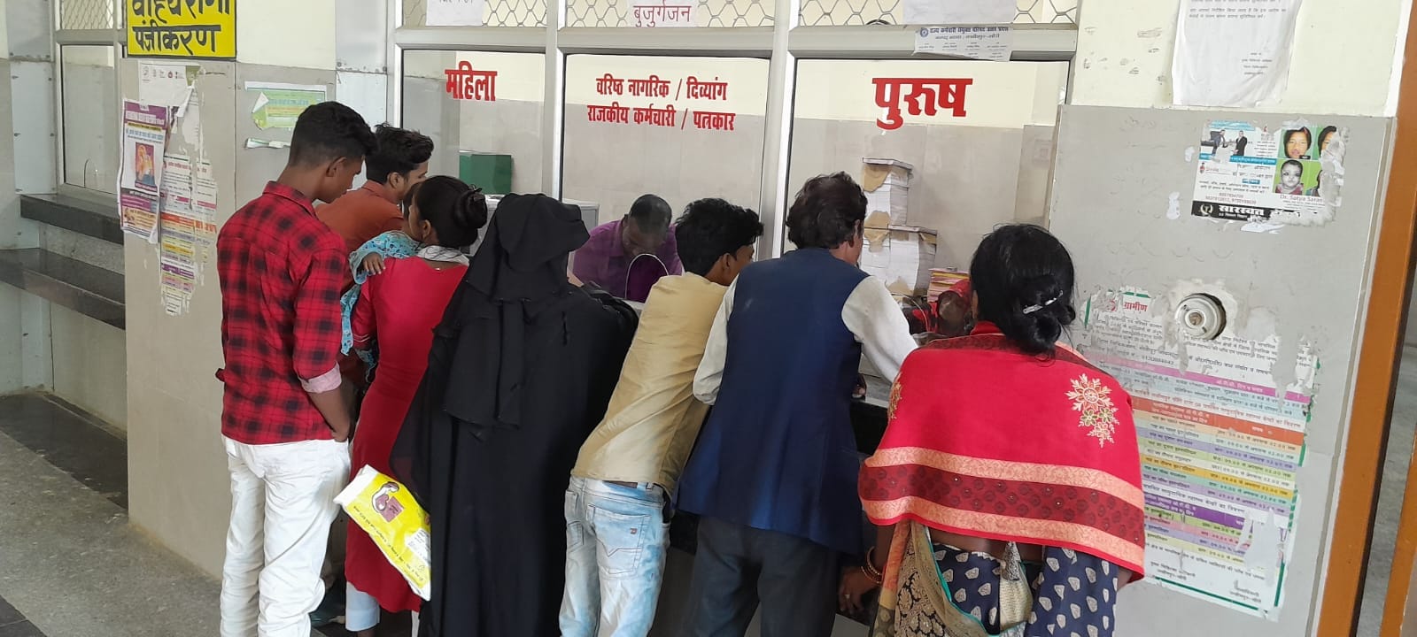 जिला अस्पताल में सीढ़ी चढ़़कर जाती बुजुर्ग महिला