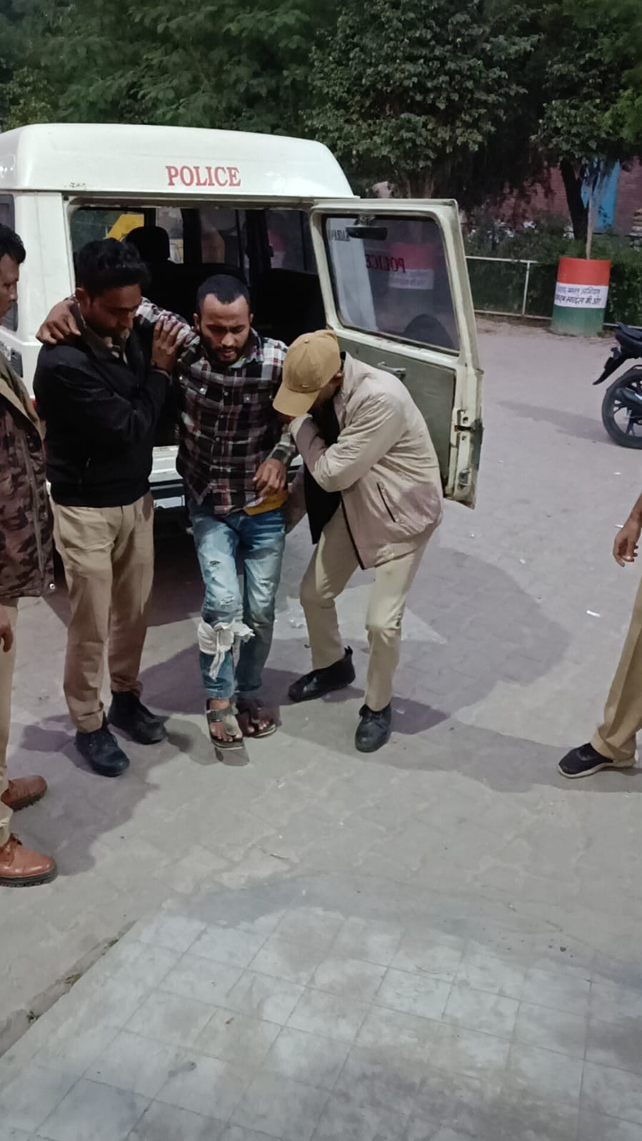 कैराना में मुठभेड के दौरान पकडा गया बदमाश-पुलिस