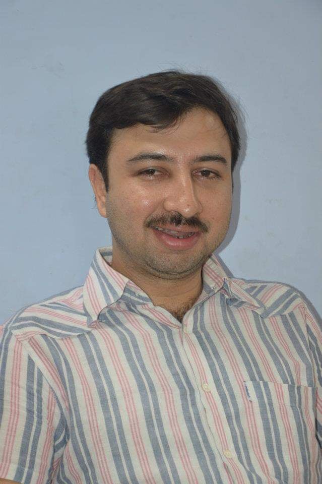 काशीनाथ सेठ ज्वैलर्स के शोरूम पर खरीददारी करते ग्राहक काशीनाथ सेठ ज्वैलर्स के शोरूम पर खरीददारी करते ग्राहक