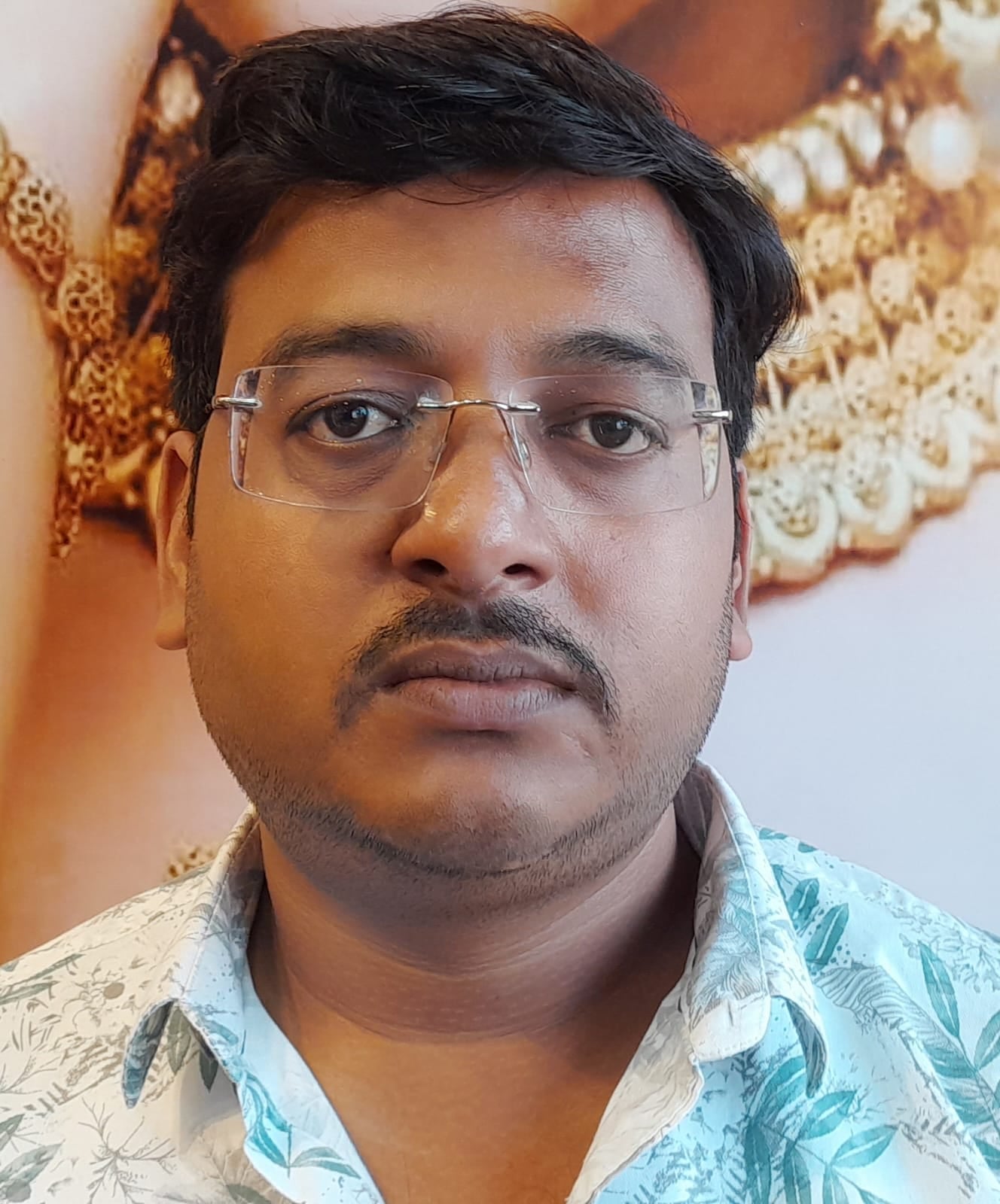 काशीनाथ सेठ ज्वैलर्स के शोरूम पर खरीददारी करते ग्राहक काशीनाथ सेठ ज्वैलर्स के शोरूम पर खरीददारी करते ग्राहक