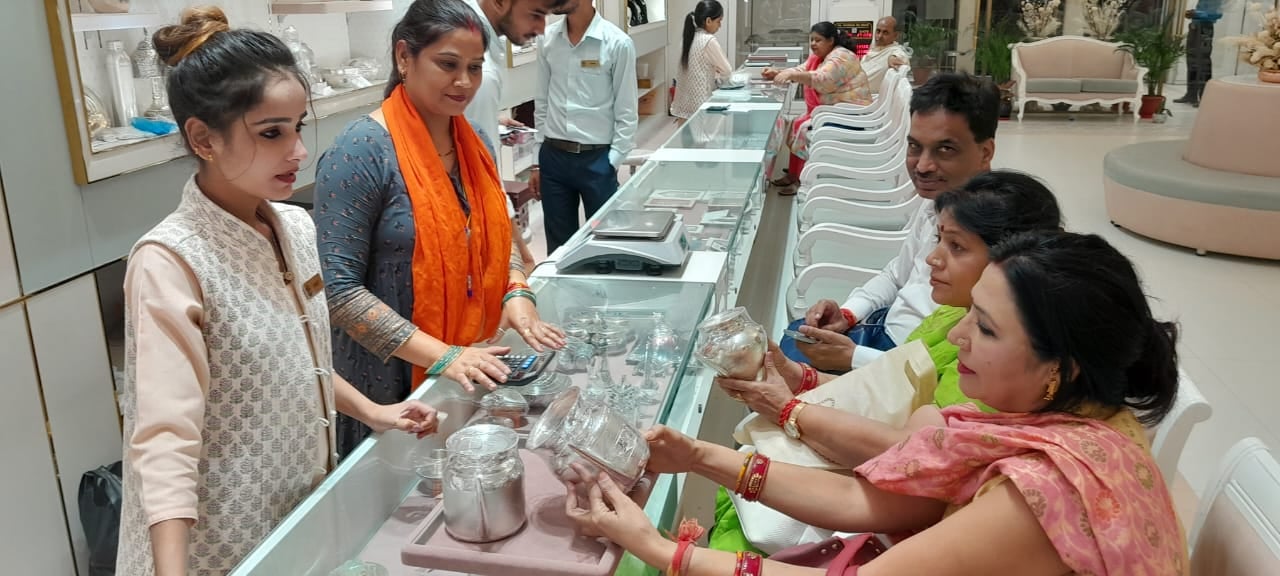 काशीनाथ सेठ ज्वैलर्स के शोरूम पर खरीददारी करते ग्राहक काशीनाथ सेठ ज्वैलर्स के शोरूम पर खरीददारी करते ग्राहक