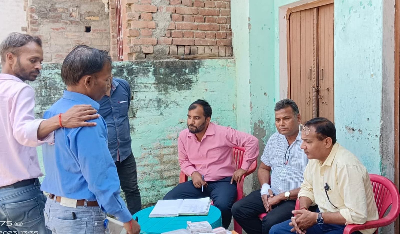 मुहम्मदपुर में बीच गांव के तालाब में जमा गंदा पानी। संवाद