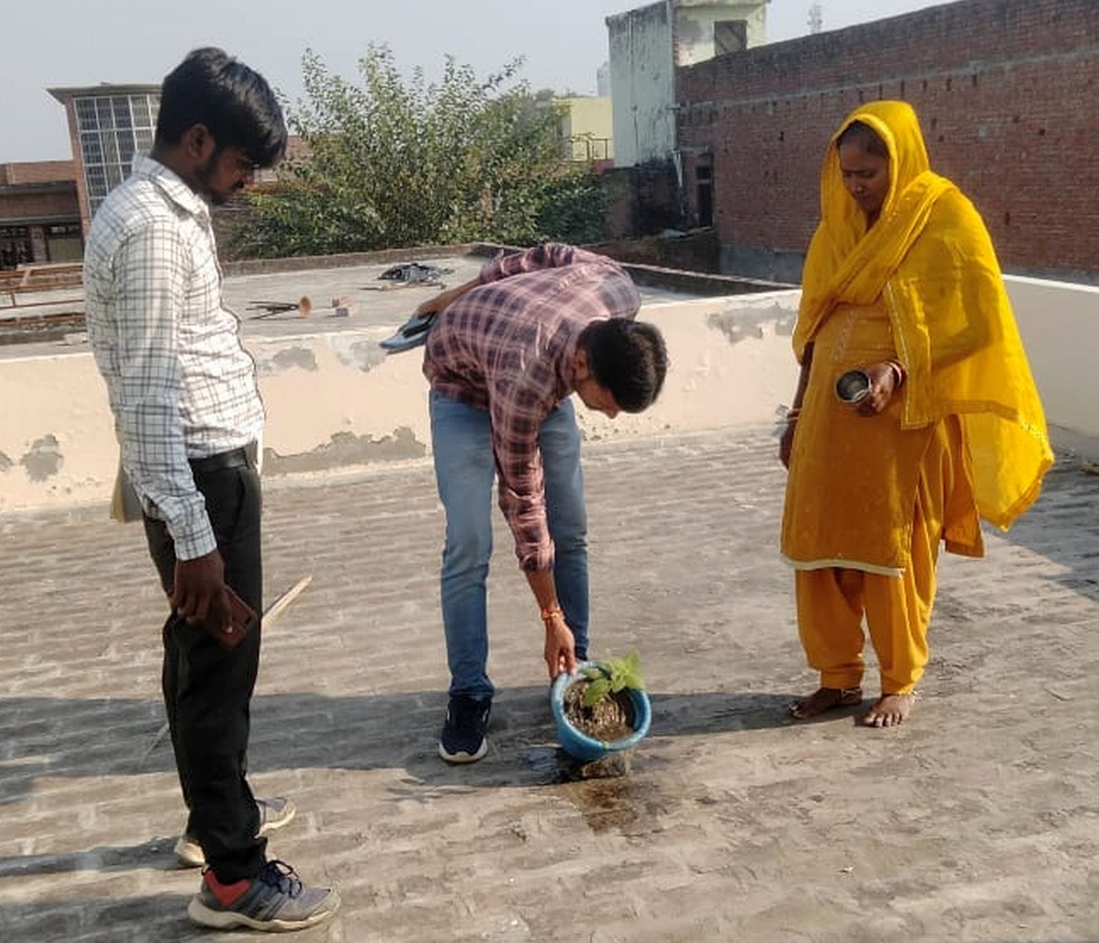 मुहम्मदपुर में बीच गांव के तालाब में जमा गंदा पानी। संवाद