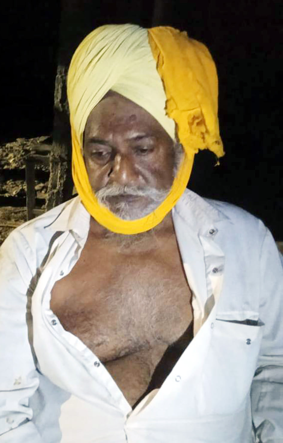सड़क हादसे के बाद मौके पर लगी ग्रामीणों की भीड़
