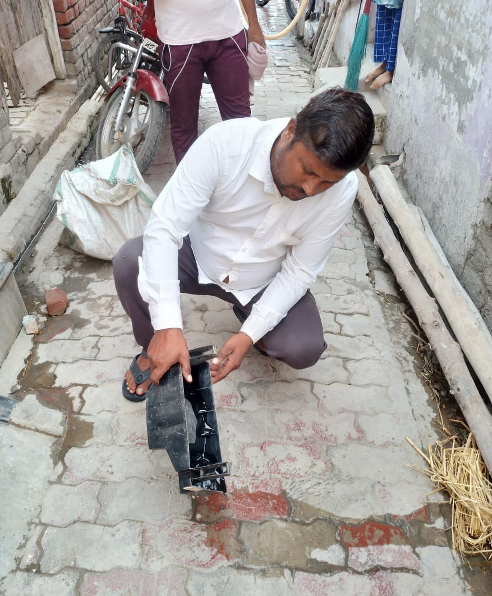 अब्दुल्लागंज में जागरुक करते मलेरिया निरीक्षक तनवीर।स्रोत-स्वास्थ्य विभाग