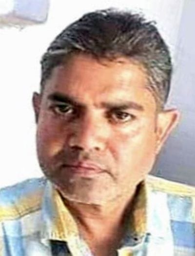 अब्दुल्लागंज में जागरुक करते मलेरिया निरीक्षक तनवीर।स्रोत-स्वास्थ्य विभाग