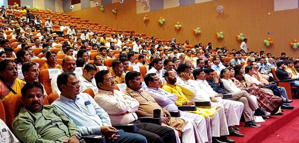 अंटा चौराहा के पास नवनिर्मित ऑडिटोरियम में आयोजित लोकार्पण कार्यक्रम में बोलते वित्त मंत्री सुर अंटा चौराहा के पास नवनिर्मित ऑडिटोरियम में आयोजित लोकार्पण कार्यक्रम में बोलते वित्त मंत्री सुर