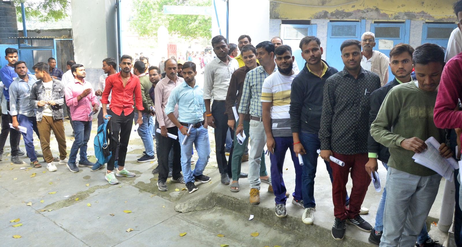 चैकिंग करता कॉलेज का स्टाफ। संवाद चैकिंग करता कॉलेज का स्टाफ। संवाद