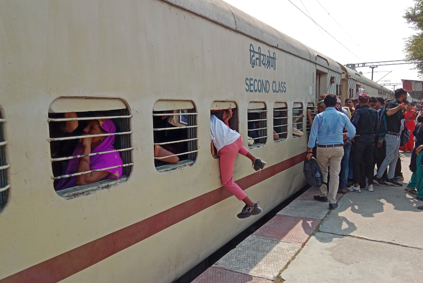 चैकिंग करता कॉलेज का स्टाफ। संवाद चैकिंग करता कॉलेज का स्टाफ। संवाद