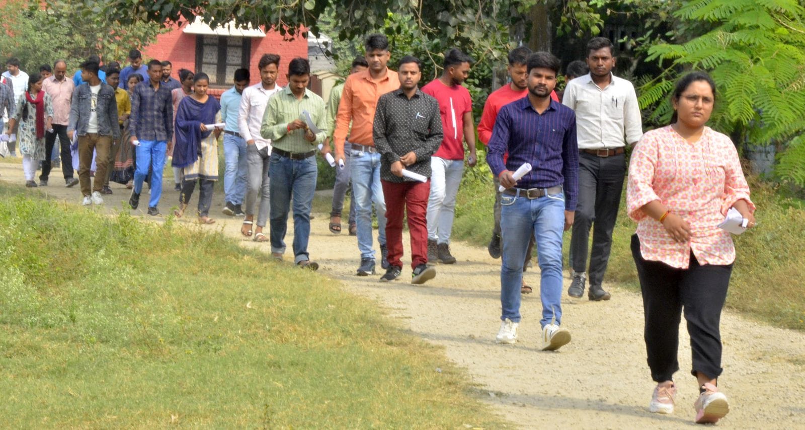 चैकिंग करता कॉलेज का स्टाफ। संवाद चैकिंग करता कॉलेज का स्टाफ। संवाद