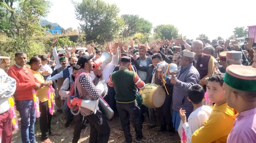 गिरिपार इलाके के पोका में हुए ठुंडू बिरादरी मिलन समारोह में मौजूद लोग। संवाद गिरिपार इलाके के पोका में हुए ठुंडू बिरादरी मिलन समारोह में मौजूद लोग। संवाद