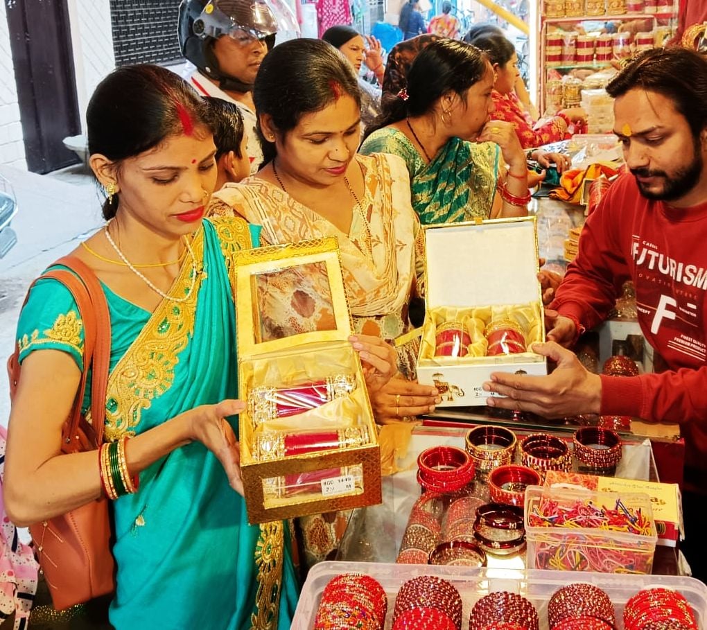 गाविंदगंज स्थित एक शोरूम पर साड़ी पसंद करती महिलाएं। संवाद गाविंदगंज स्थित एक शोरूम पर साड़ी पसंद करती महिलाएं। संवाद