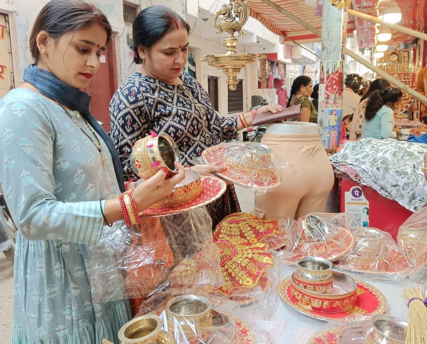 गाविंदगंज स्थित एक शोरूम पर साड़ी पसंद करती महिलाएं। संवाद गाविंदगंज स्थित एक शोरूम पर साड़ी पसंद करती महिलाएं। संवाद