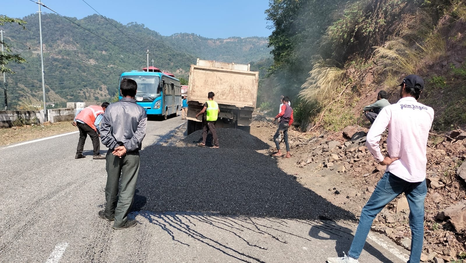नाहन-कुमारहट्टी नेशनल हाईवे पर लगाए गए पैच। संवाद नाहन-कुमारहट्टी नेशनल हाईवे पर लगाए गए पैच। संवाद