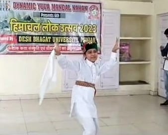नाहन में हिमाचल लोक उत्सव के लिए आडिशन देतीं नन्हीं बच्ची। संवाद नाहन में हिमाचल लोक उत्सव के लिए आडिशन देतीं नन्हीं बच्ची। संवाद