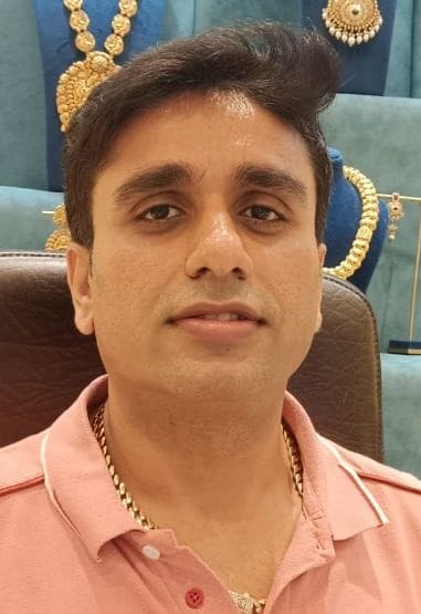 शाहजहांपुर के सदर बाजार स्थित शोरूम पर आभूषण पसंद करतीं महिलाएं। संवाद