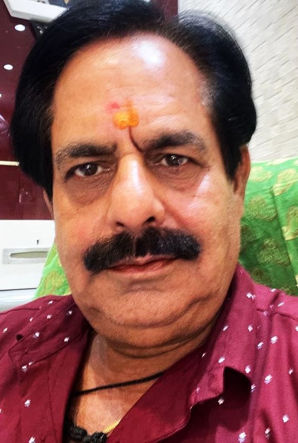 शाहजहांपुर के सदर बाजार स्थित शोरूम पर आभूषण पसंद करतीं महिलाएं। संवाद