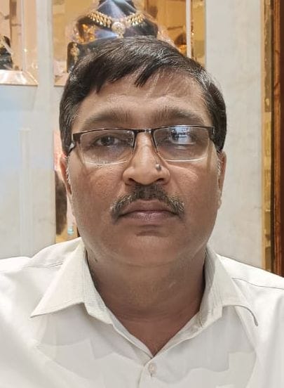 शाहजहांपुर के सदर बाजार स्थित शोरूम पर आभूषण पसंद करतीं महिलाएं। संवाद