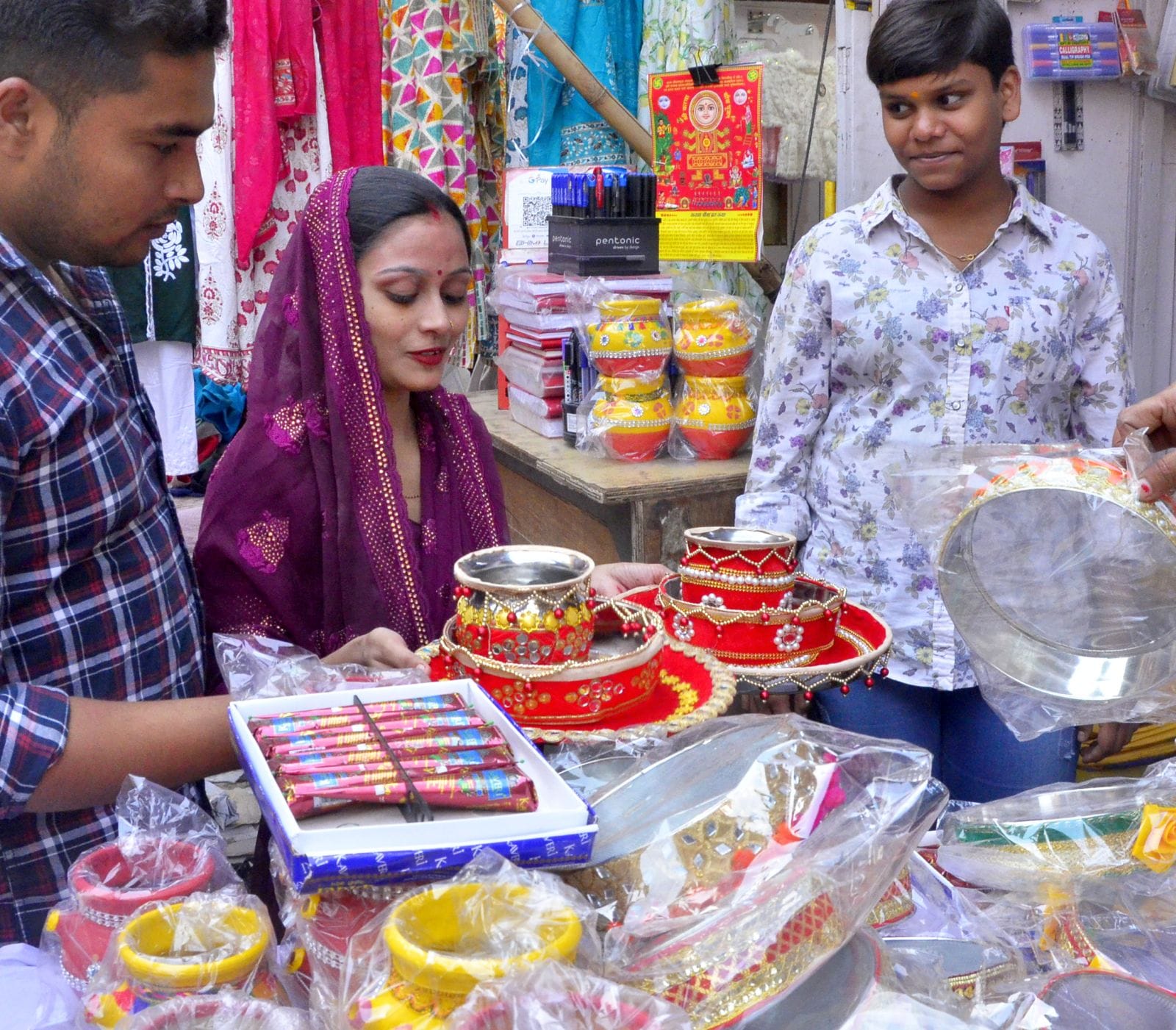 आभूषण की दुकान पर खरीदारी करते लोग। संवाद