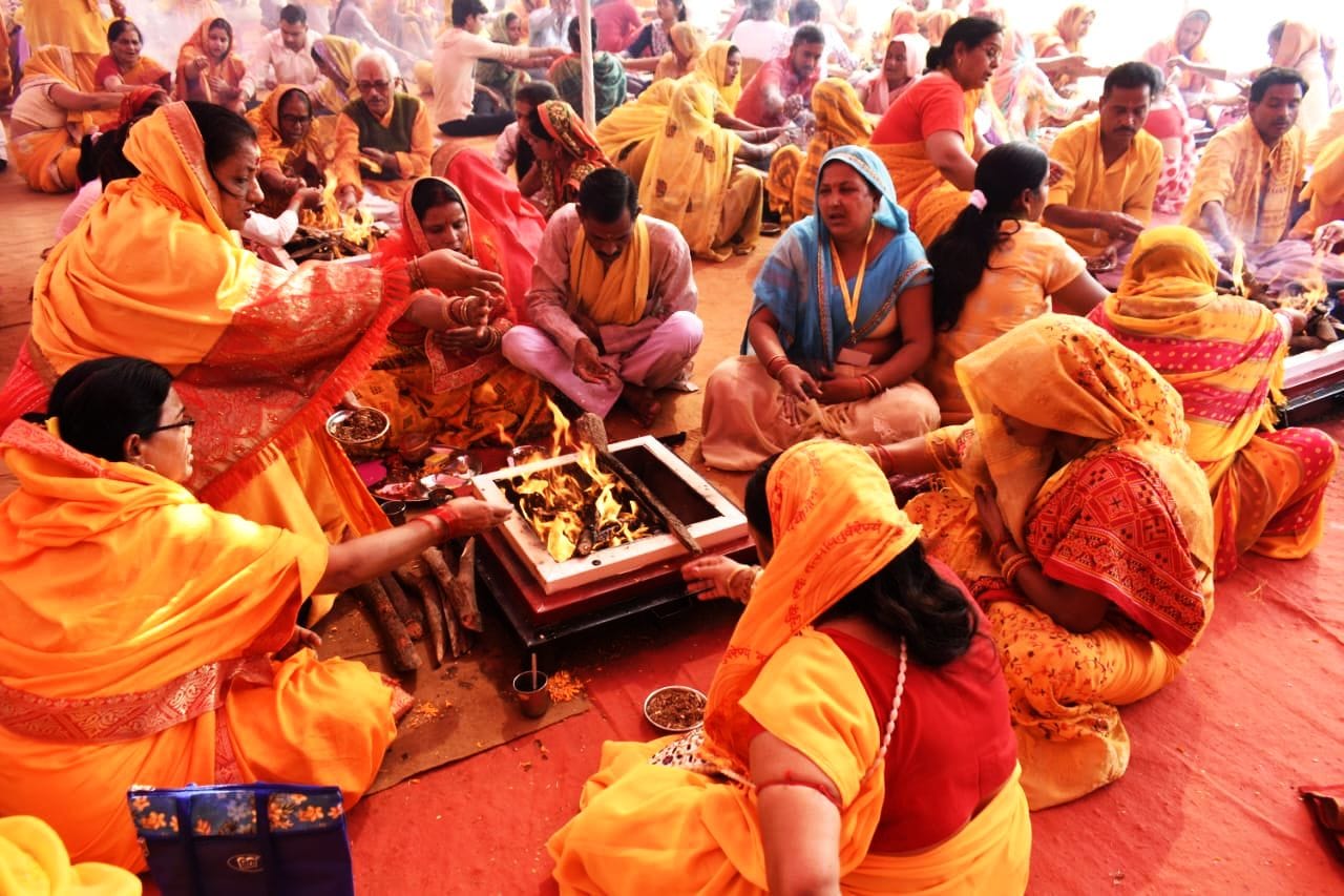 गायत्री महायज्ञ में पूजन संपन्न कराती शांतिकुंज हरिद्वार से आई टोली। संवाद