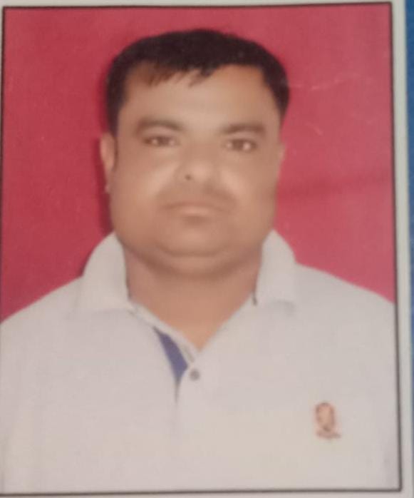 घटना की जानकारी देता मृतक का भाई । संवाद