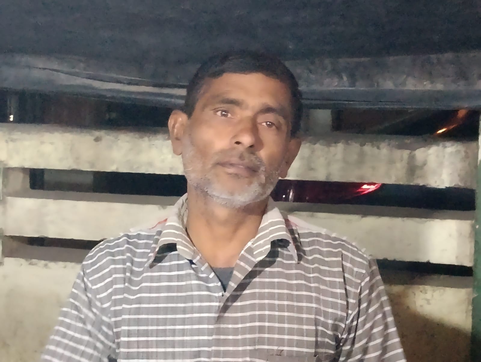 मंडी में प्याज की छटाई करती महिला । संवाद