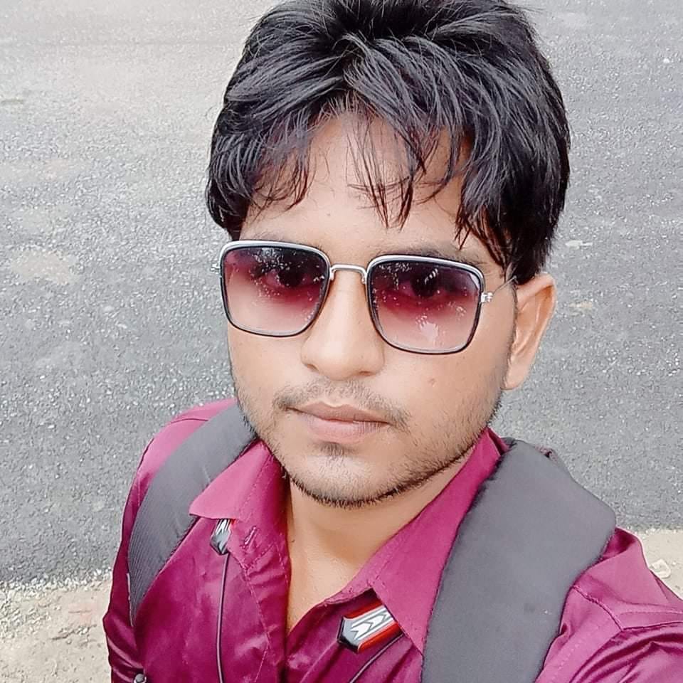 मोर्चरी पर रोते बिलखते मृतक संजीव के परिजन । संवाद