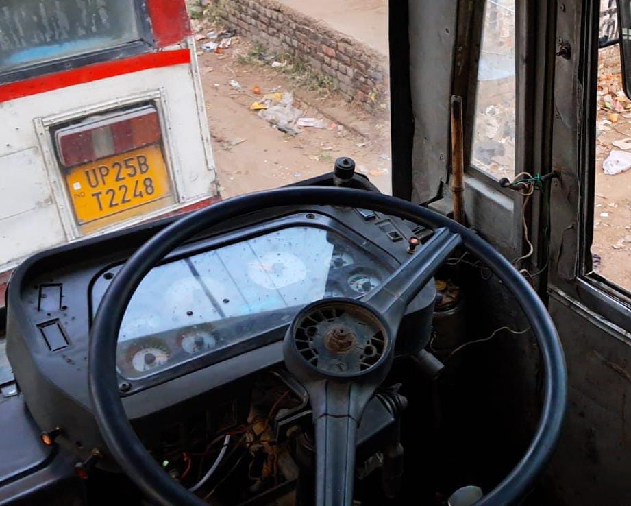रोडवेज बस में खुला पडा बोेनट । संवाद