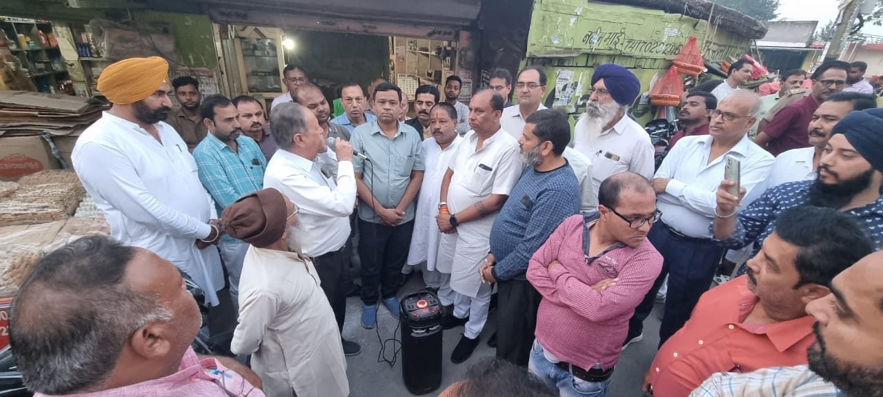 रोडवेज बस में खुला पडा बोेनट । संवाद