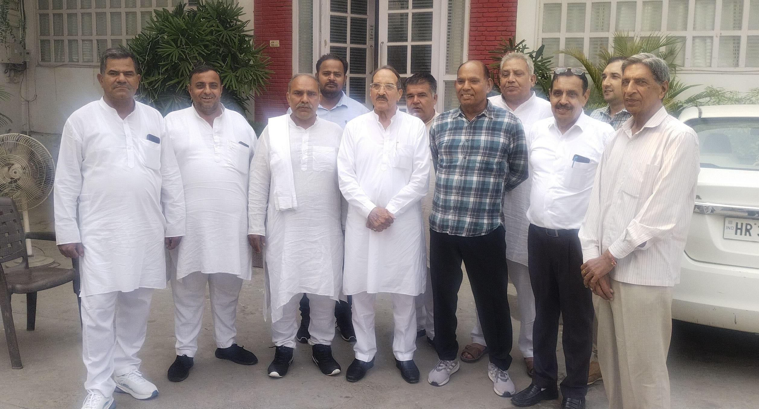 31जेएनडी17: जजपा को छोडऩे की जानकारी देते हुए पूर्व विधायक सूरजभान काजल। संवाद।