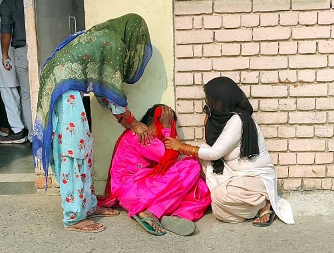 31जेएनडी43: नागरिक अस्पताल में विलाप करते हुए परिजन। संवाद 31जेएनडी43: नागरिक अस्पताल में विलाप करते हुए परिजन। संवाद