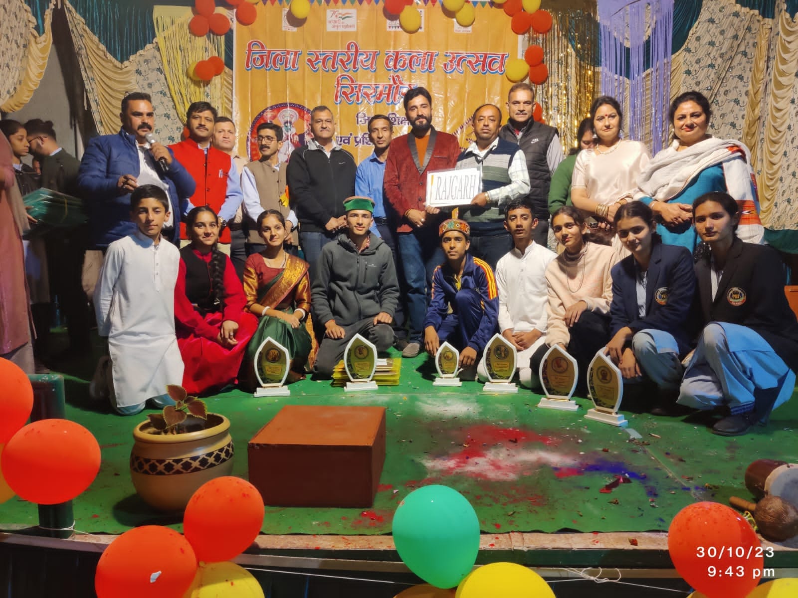 जिला स्तरीय कला उत्सव में जीत दर्ज करने वाले प्रतिभागी मुख्यातिथि कर्मचंद धीमान के साथ। संवाद