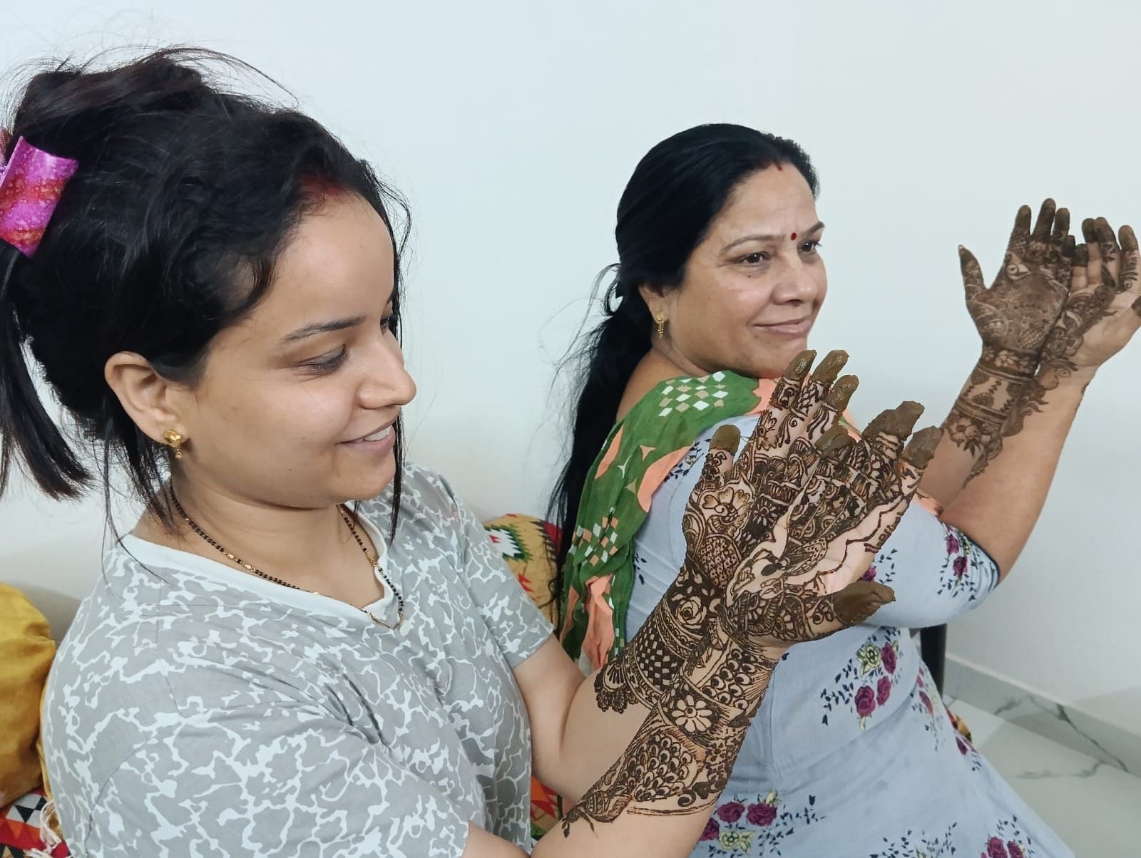 Karwa Chauth Mehndi design 2021: करवा चौथ पर लगवानी है मेहंदी तो देखें ये  लेटेस्ट डिजाइंस - karwa chauth 2021 latest mehndi designs full hand henna  arabic style tlif - AajTak