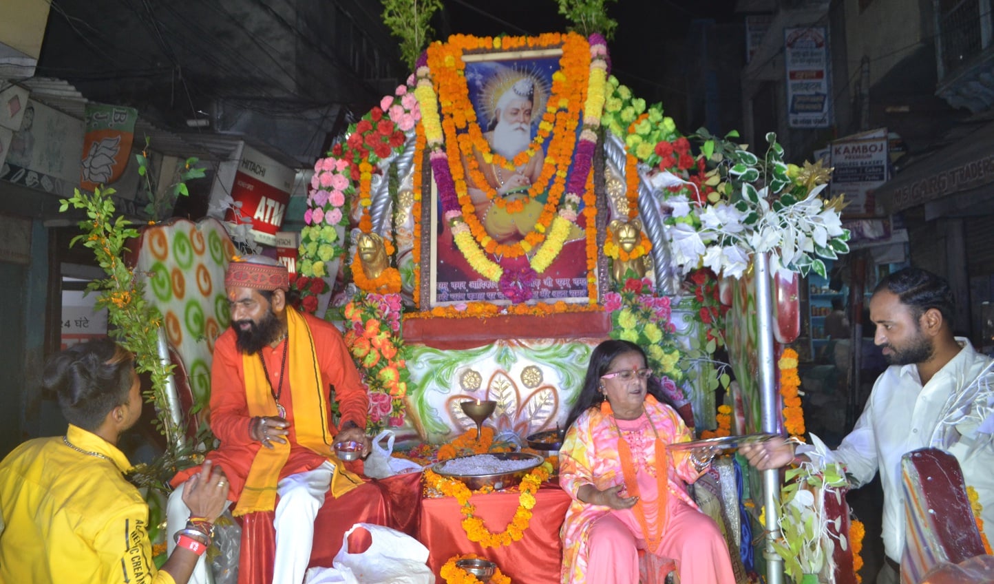 शामली महर्षि वाल्मीकि जयंती शोभा यात्रा में सजी लव कुश सीता की झांकी शामली महर्षि वाल्मीकि जयंती शोभा यात्रा में सजी लव कुश सीता की झांकी