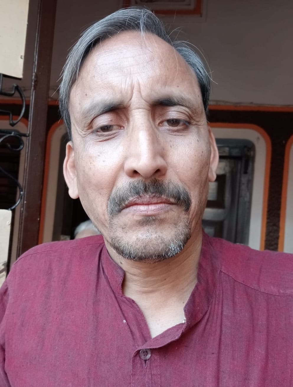 श्रीराम तिराहे पर स्थित कपड़े की दुकान में खरीदारी करते लोग। संवाद