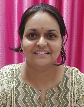 श्रीराम तिराहे पर स्थित कपड़े की दुकान में खरीदारी करते लोग। संवाद