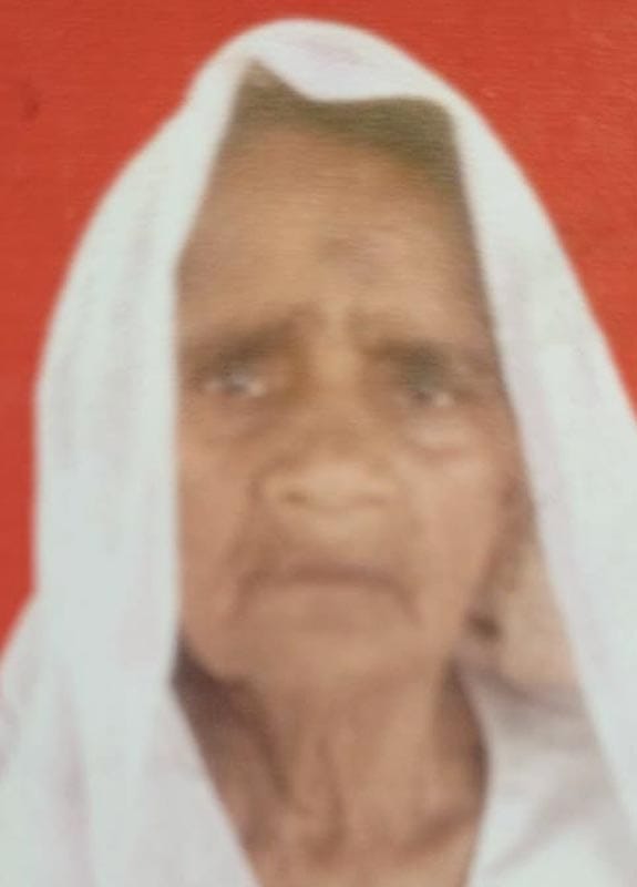 उझानी में सड़क हादसे में मौसी की मौत की परिजनों को फोन पर जानकारी देते घायल रामसिंह। संवाद