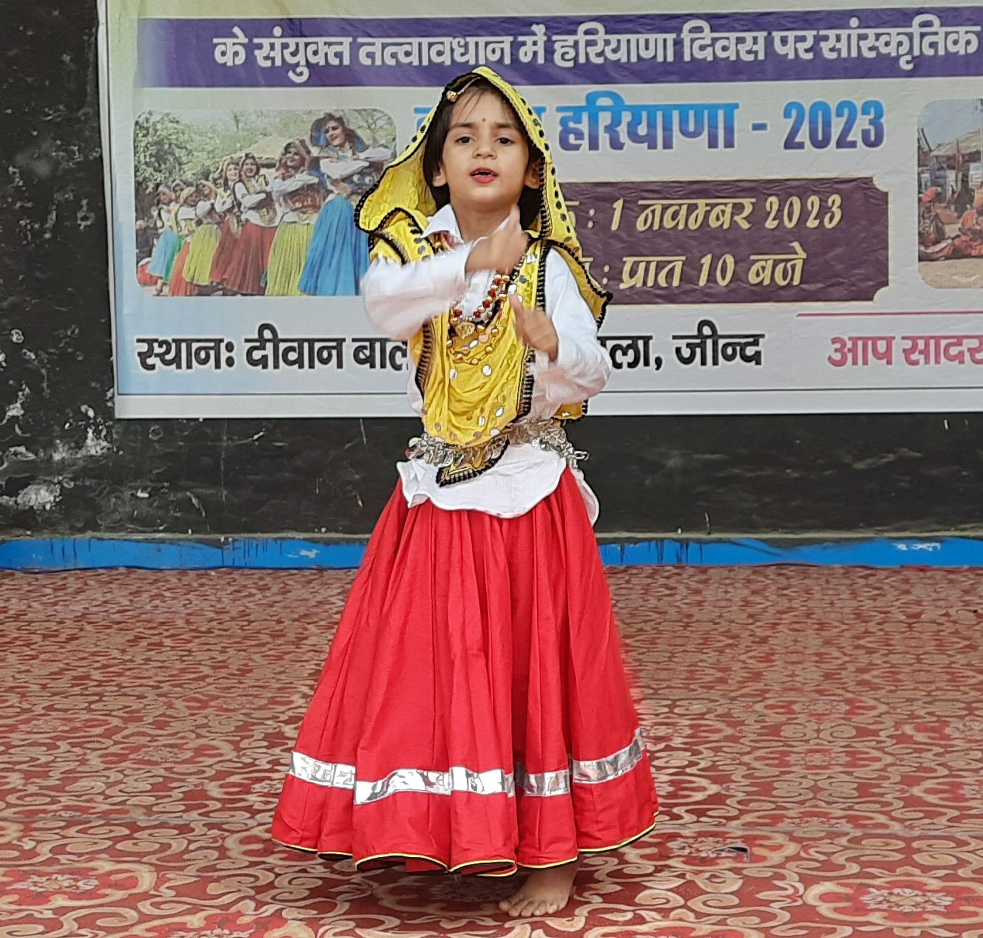 01जेएनडी12: दीवान बाल कृष्ण रंगशाला में कार्यक्रम में प्रस्तुति देती छात्राएं। संवाद
