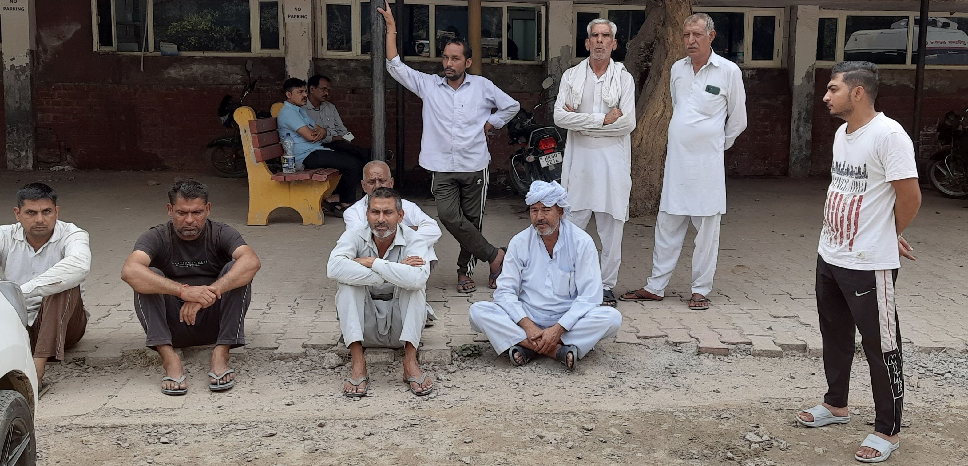 01जेएनडी15: नागरिक अस्पताल में शव का पोस्टमार्टम करवाने आए परिजन। संवाद। 01जेएनडी15: नागरिक अस्पताल में शव का पोस्टमार्टम करवाने आए परिजन। संवाद।