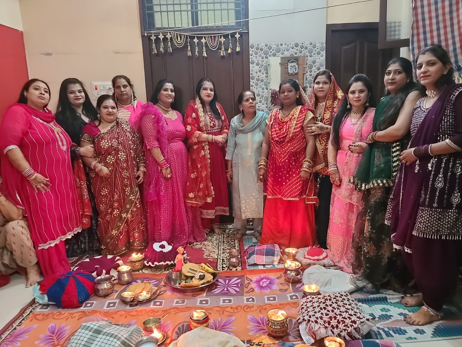 फोटो 37- सोनीपत के मॉडल टाउन में करवा चौथ पर्व पर एकत्रित हुई महिलाएं हाथों पर रची मेहंदी दिखात