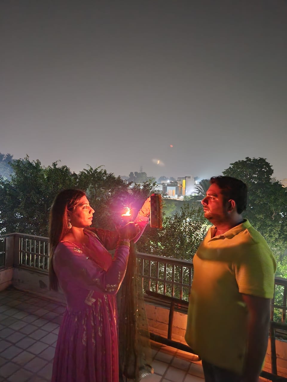 फोटो 37- सोनीपत के मॉडल टाउन में करवा चौथ पर्व पर एकत्रित हुई महिलाएं हाथों पर रची मेहंदी दिखात