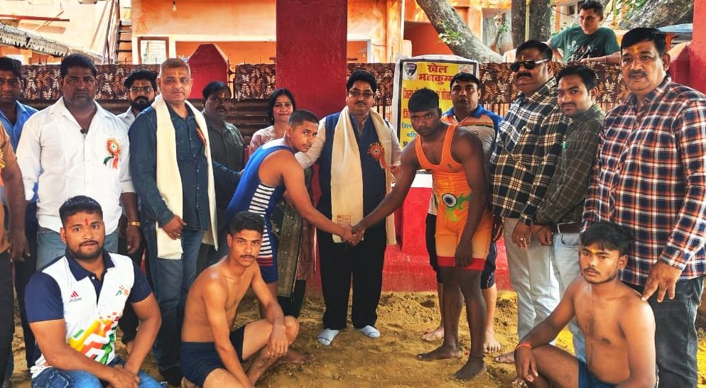 ग्लेरिंग पब्लिक स्कूल में योगा का प्रदर्शन करते खिलाड़ी। संस्था