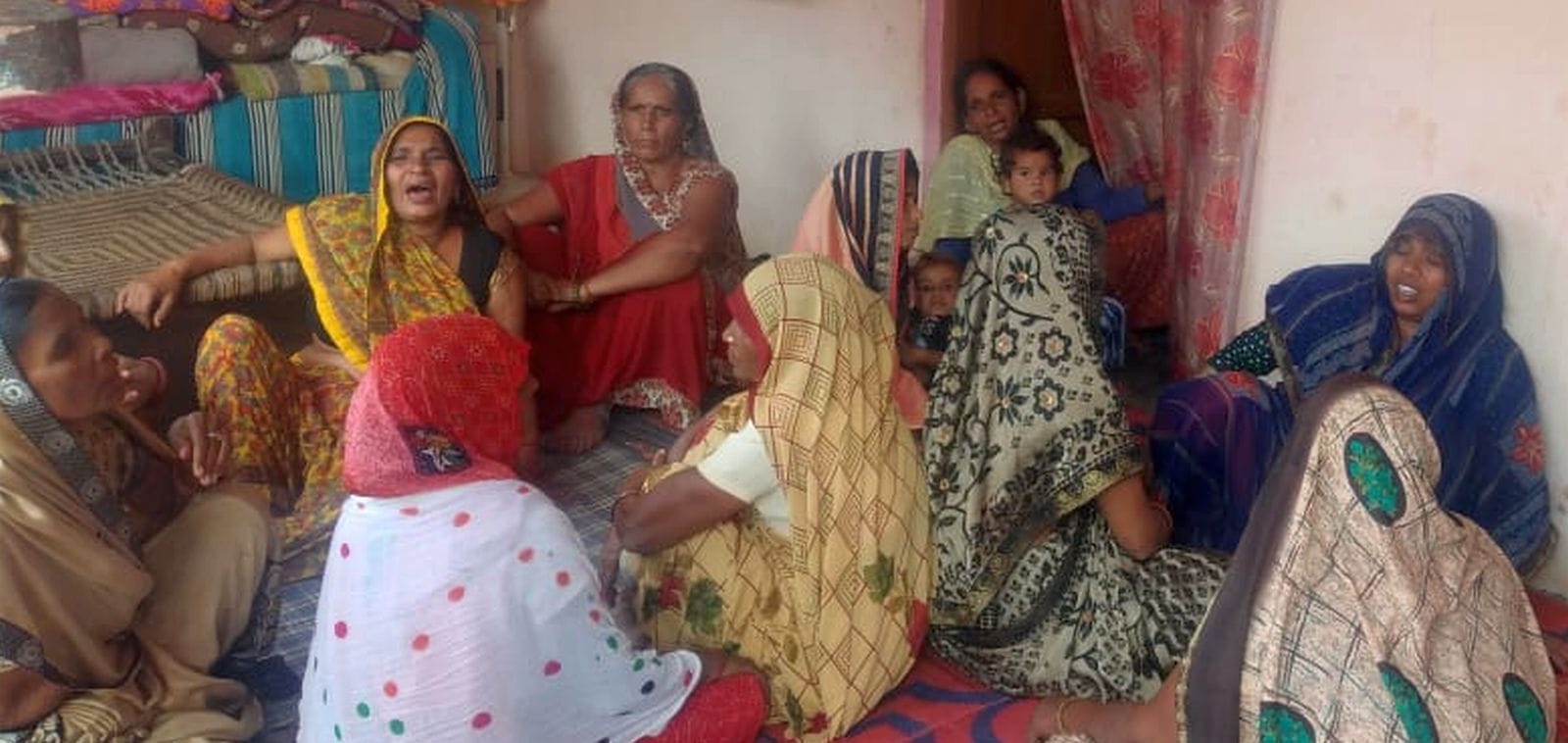 ग्राम ग्योती में विलाप करते छात्र अमित के परिजन। संवाद