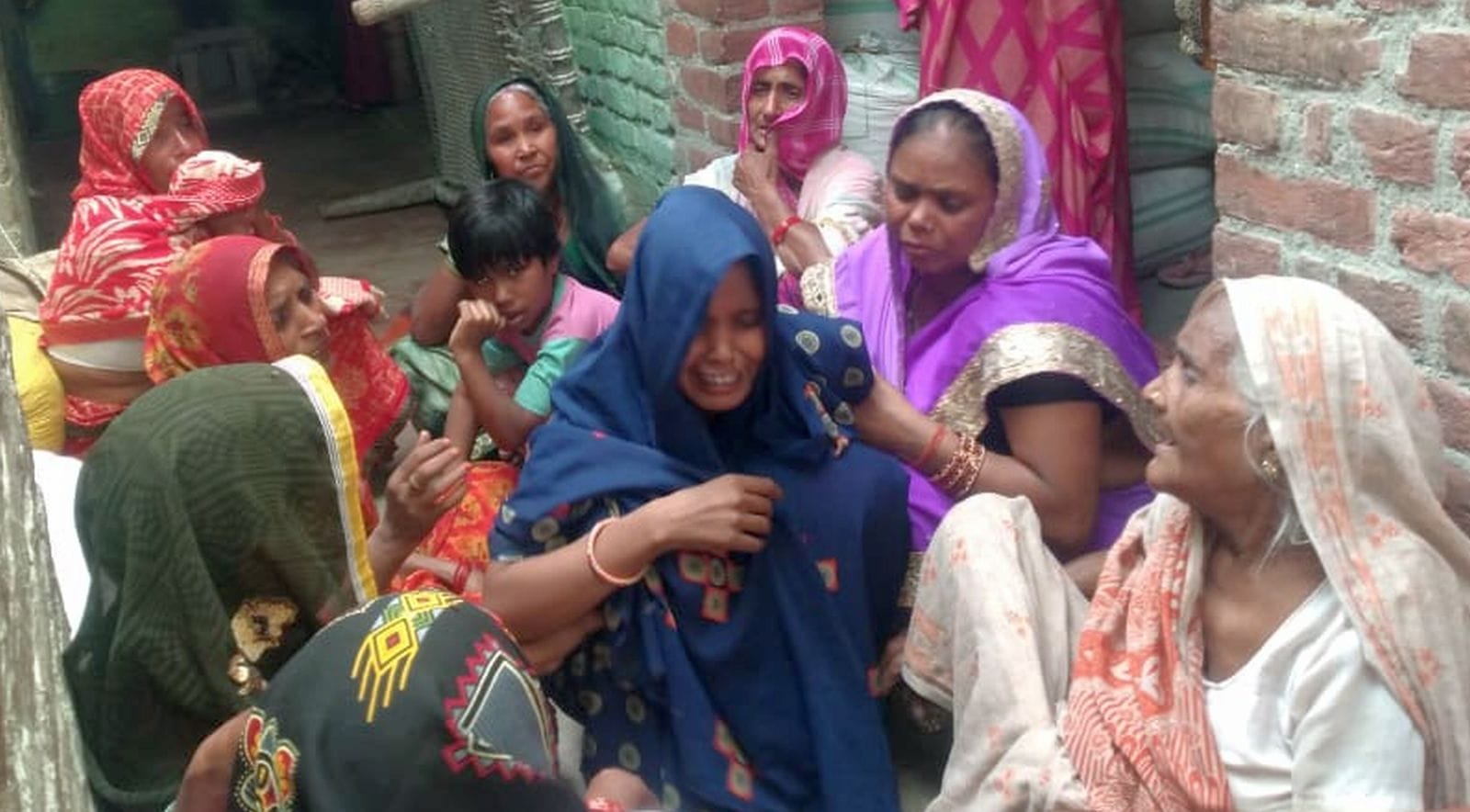 ग्राम ग्योती में विलाप करते छात्र अमित के परिजन। संवाद