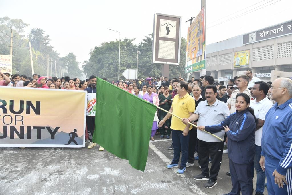 पिहोवा। हरी झड़ी दिखाकर रन फॉर यूनिटी कार्यक्रम का शुभांरभ करते राज्य मंत्री संदीप सिंह।