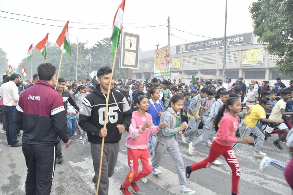 पिहोवा। हरी झड़ी दिखाकर रन फॉर यूनिटी कार्यक्रम का शुभांरभ करते राज्य मंत्री संदीप सिंह।