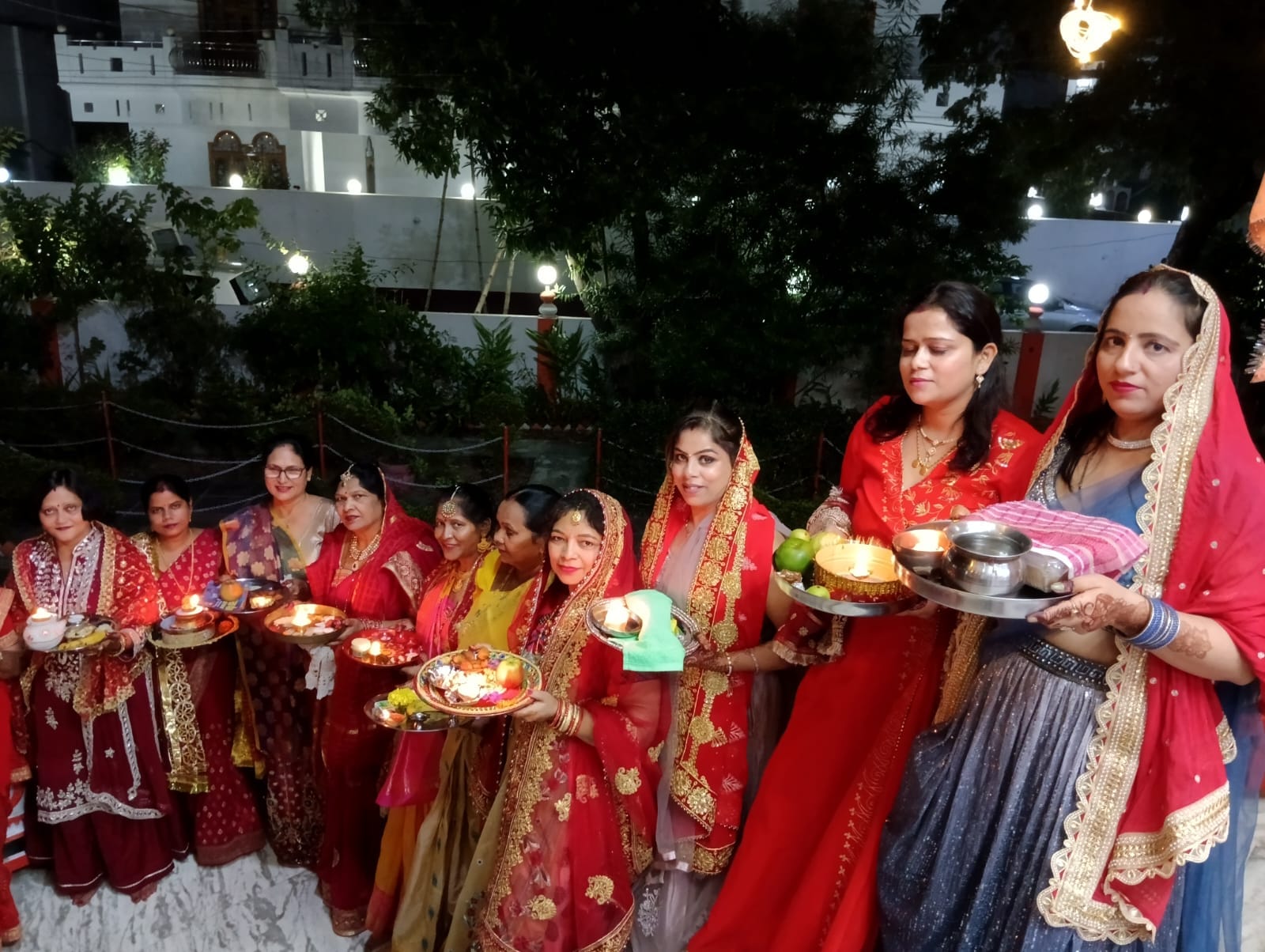 शहर की गोदावरी स्टेट कॉलोनी मंदिर पर पूजा करती महिलाएं । संवाद