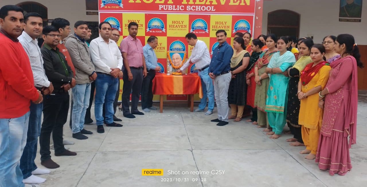 शामली कलेक्ट्रेट सभागार में शपथ लेते कर्मचारी